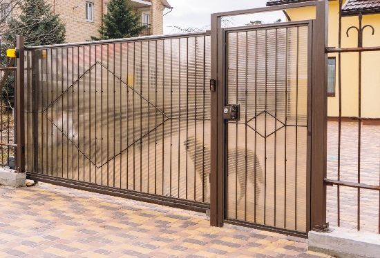 Купить ворота из профлиста с элементами ковки, с металлическими столбами в рамке или под дерево в Когалыме от 154380 руб